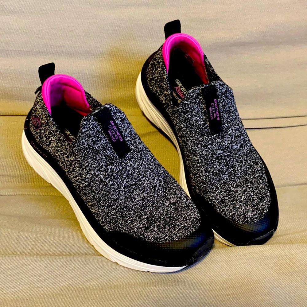 SKECHERS Relaxed Fit D'Lux Walker Slip-On